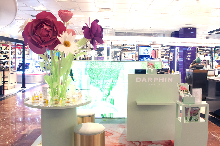 Fleurs en papier Darphin sur le stand aux Galeries Lafayette