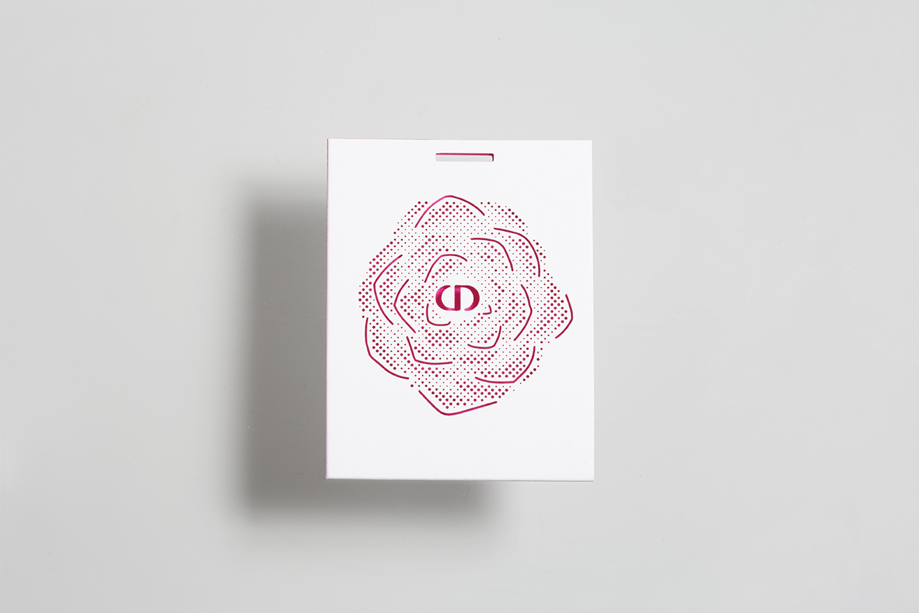 Photo de la carte à sentir Dior avec une rose représentée en perforation.