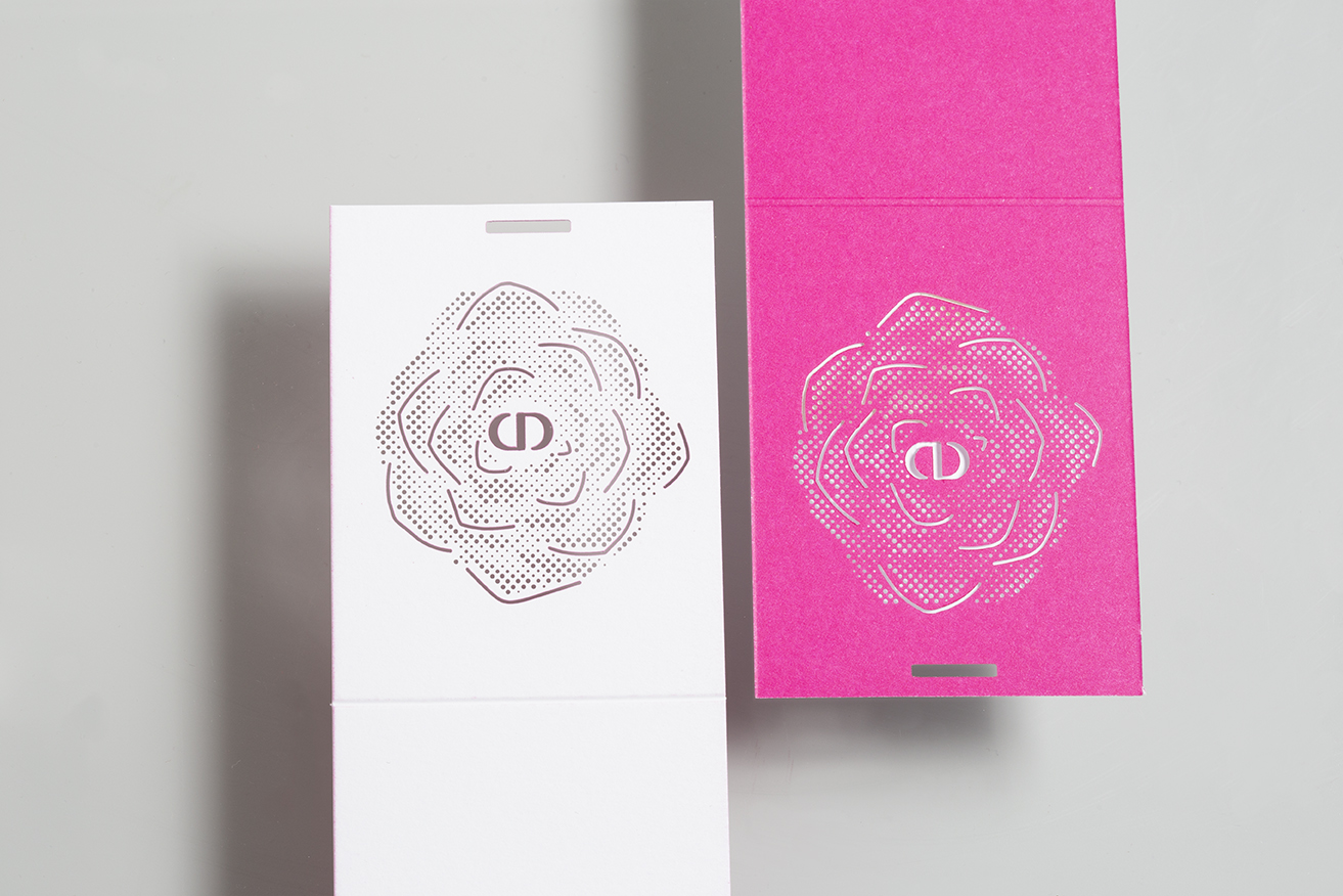 Recto blanc et verso rose fuschia de la carte à sentir Dior