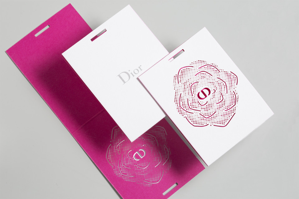 Les Petites Mouillettes : blotter de Dior représentant une rose en perforations design