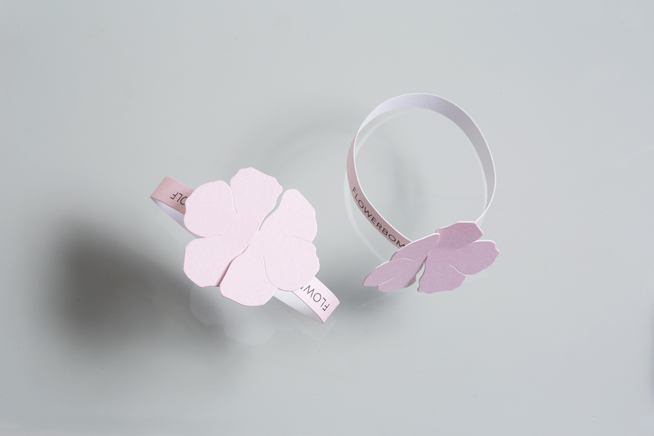 Vue de haut et de côté du bracelet Viktor & Rolf, formant une fleur.