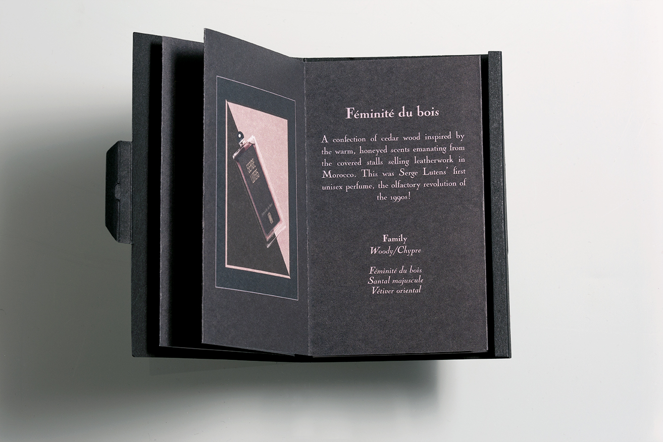 Booklets Serge Lutens ouvert à la page Féminité du bois