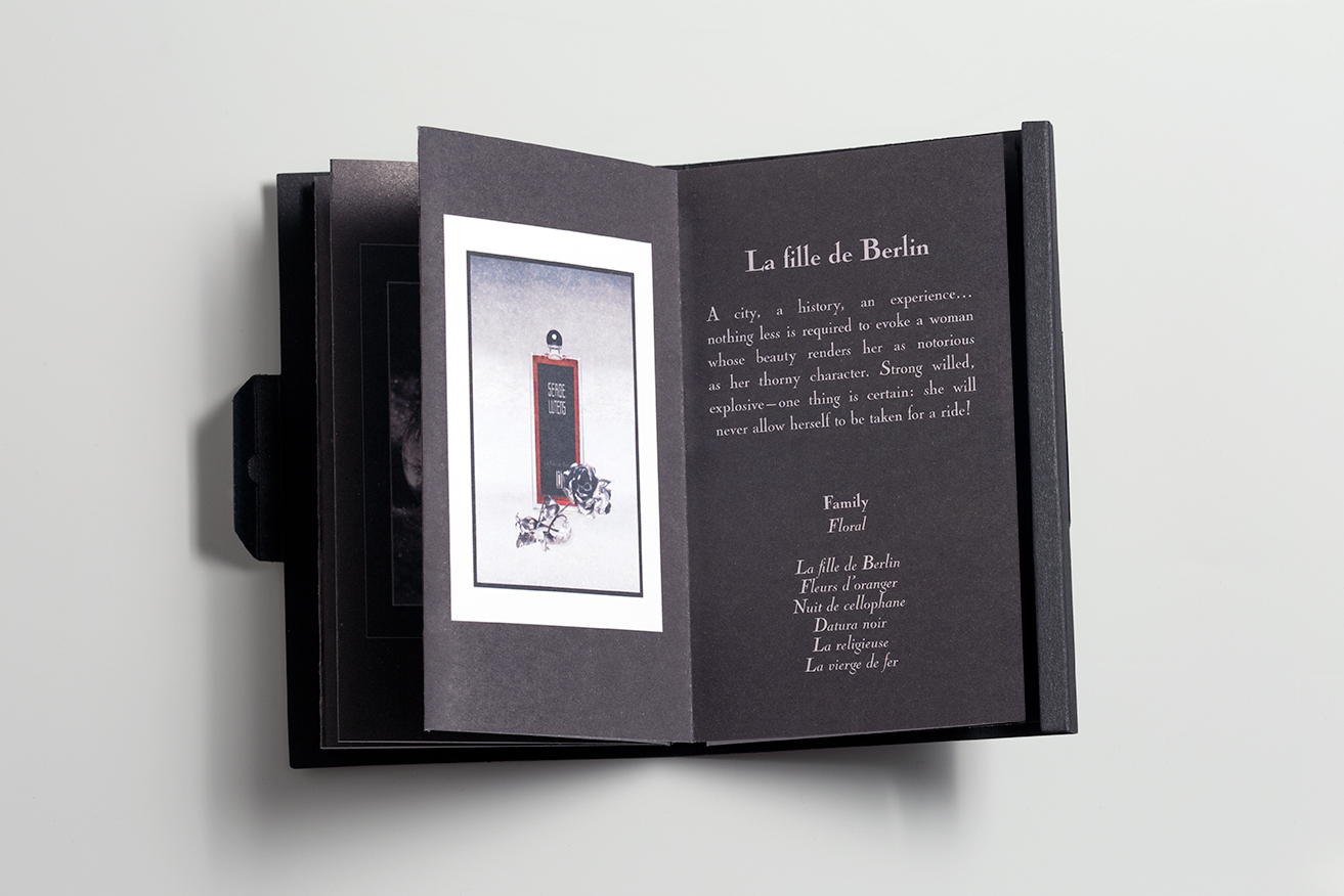 Les Petites Mouillettes : Booklet Serge Lutens ouvert à la page La Fille de Berlin