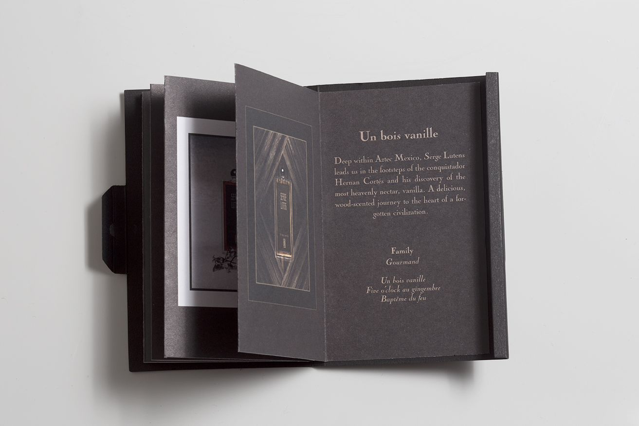 Les Petites Mouillettes : Booklet Serge Lutens ouvert à la page Un Bois Vanille