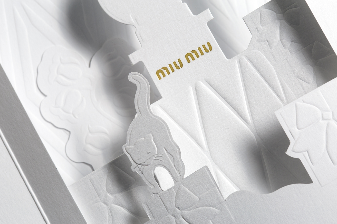 Carte à parfum Miu Miu, plan du gaufrage de la bouteille et du chat Miu Miu